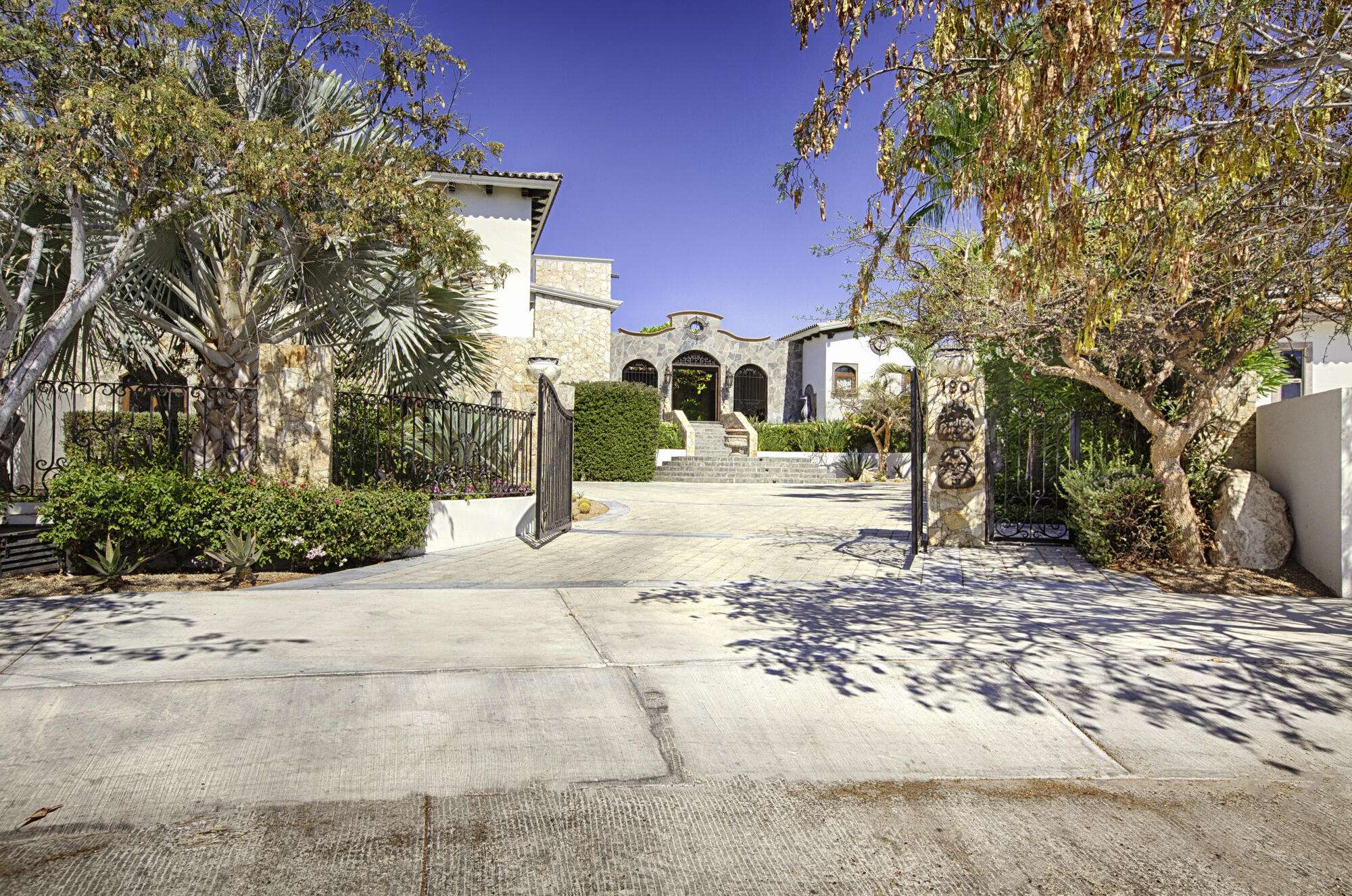 Cabo Luxury La Noria Stunning 7-Bedroom Estate with Private Casita - A True Gem!This beautifully designed 7 bedroom, 6 bath residence offers luxurious living with ample space for family, guests and entertaining. The property combines elegance, comfort and functionality in every detail. Perfectly positioned to capture breathtaking ocean for sale