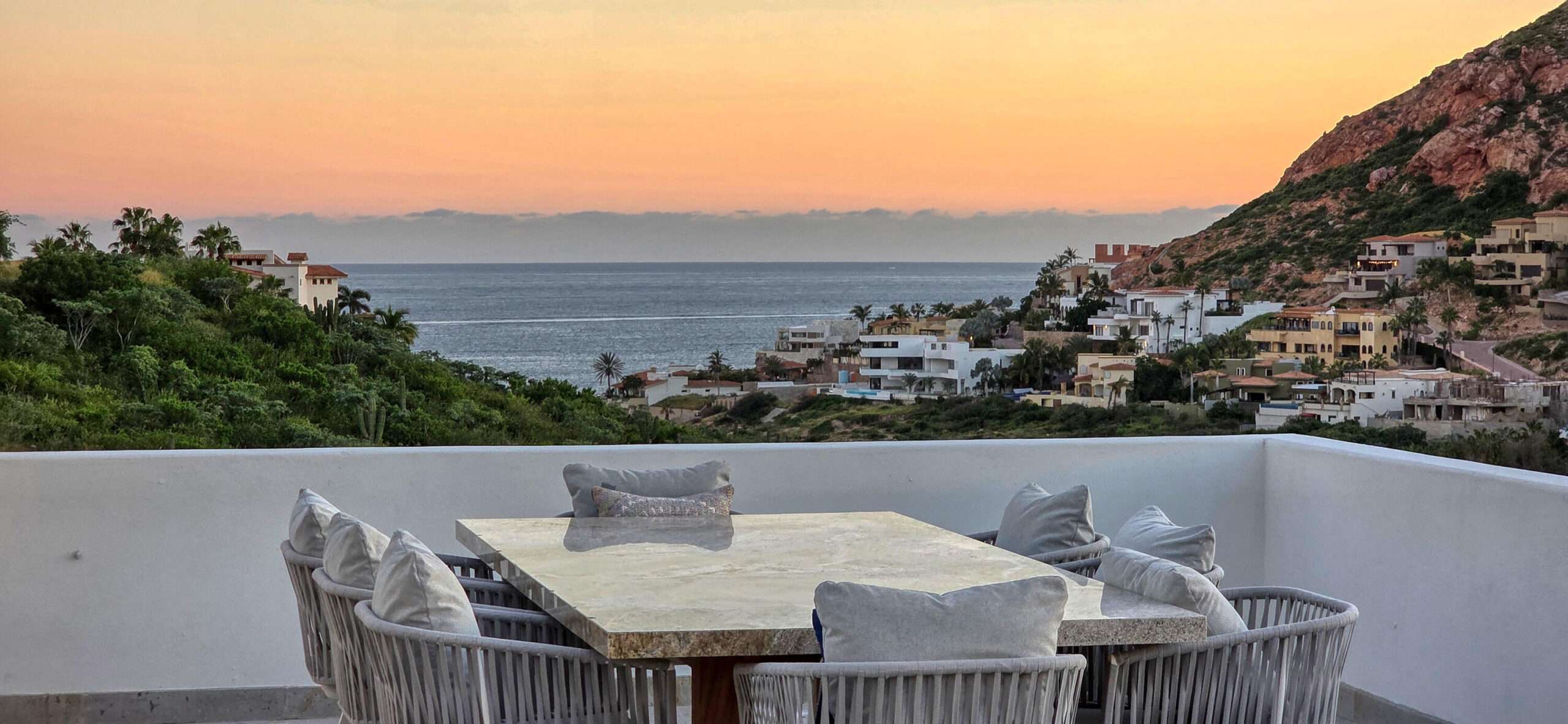 Cabo Luxury Gringo Hill Perched above Costa Azul Beach in the exclusive Gringo Hill enclave, Casa Loma Linda offers amazing ocean for sale