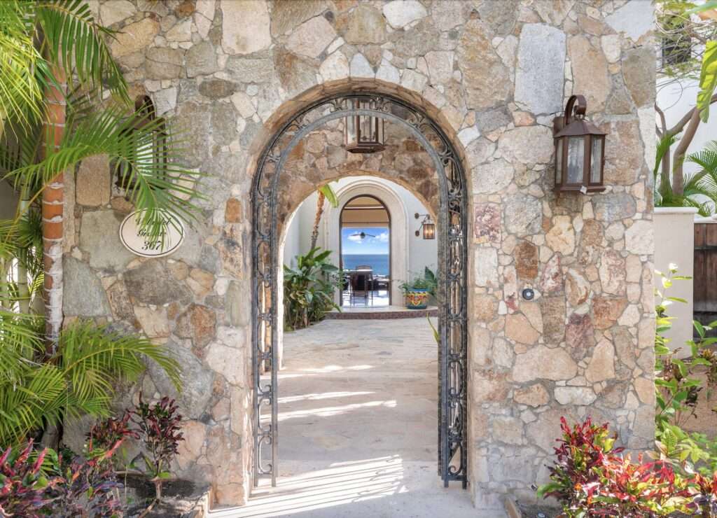 Cabo Luxury Villas Del Mar Located in the prestigious Palmilla community within Villas del Mar Phase III, Villa del grande-Casita 367 is positioned on a desirable second-row beachfront lot just steps from one of Los Cabos best swimmable beaches. Offering over 5,700 sq.ft. of total living space, the residence features 4 bedrooms and 4.5 bathrooms, including a separate guest casita with full bath. Two of the upstairs bedrooms open to private terraces with elevated – 367 Villas del Mar, San Jose Corridor, BS