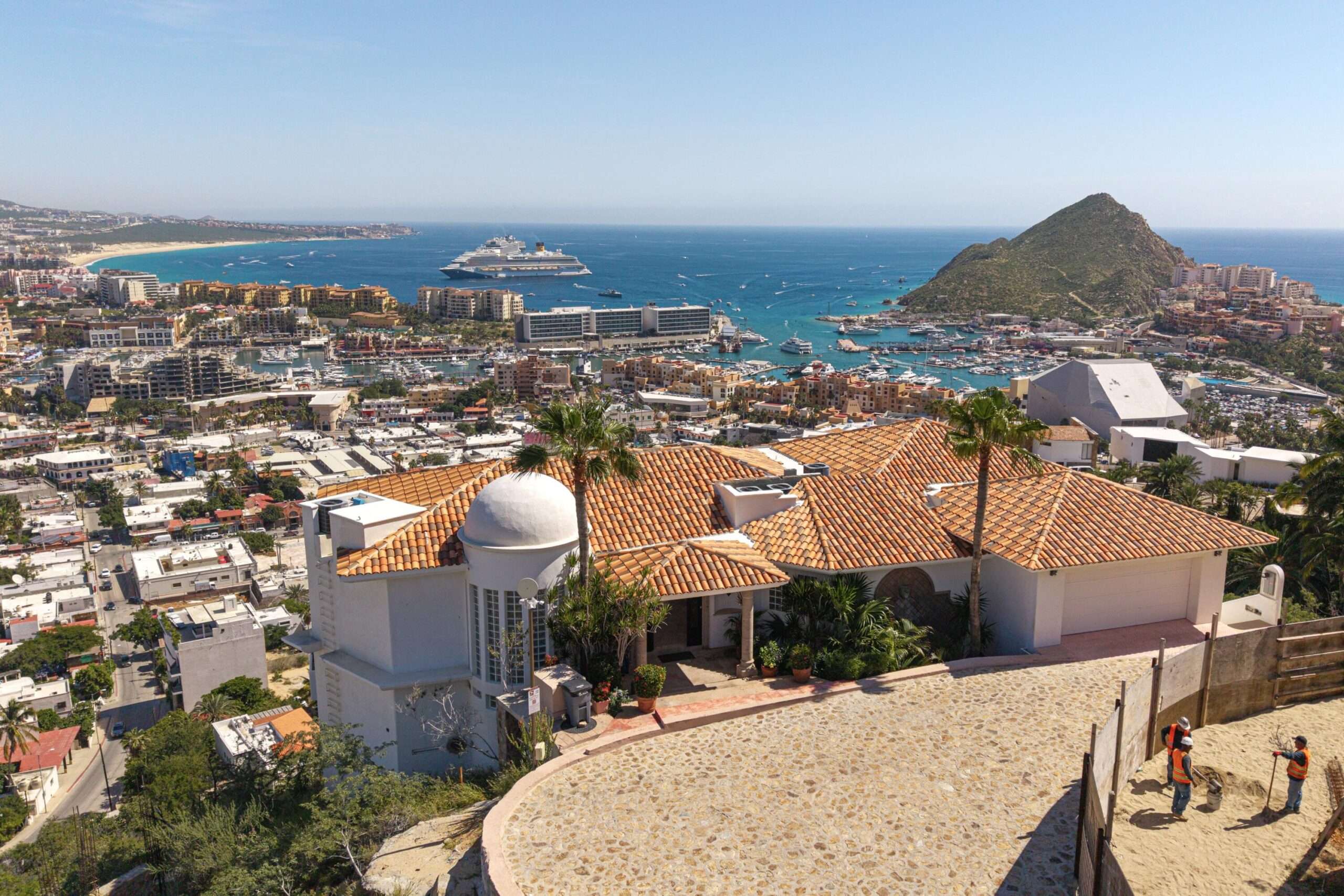 Cabo Luxury Hacienda Csl Villa 5 sits right on El Médano Beach. It's a fully renovated four-bedroom beachfront home that'scomfortable, practical, and easy to live in. The layout is open and spacious, with indoor areas thatflow straight out to a large ocean- for sale