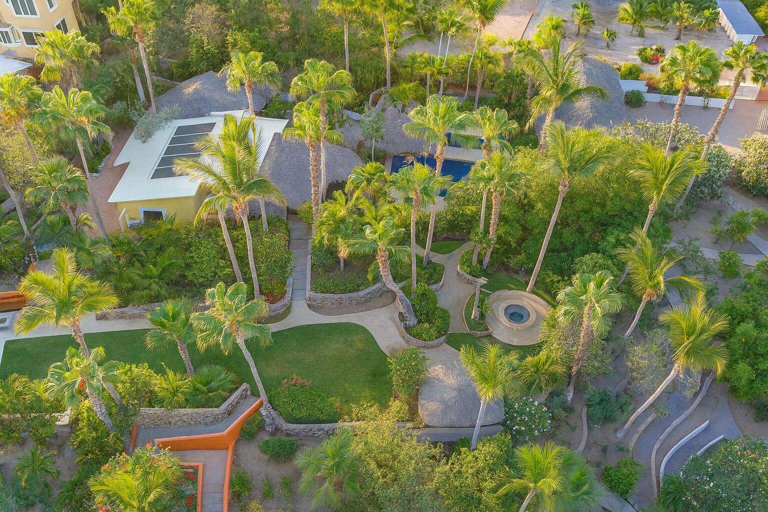 Cabo Luxury Gringo Hill Perched above Costa Azul Beach in the exclusive Gringo Hill enclave, Casa Loma Linda offers amazing ocean for sale