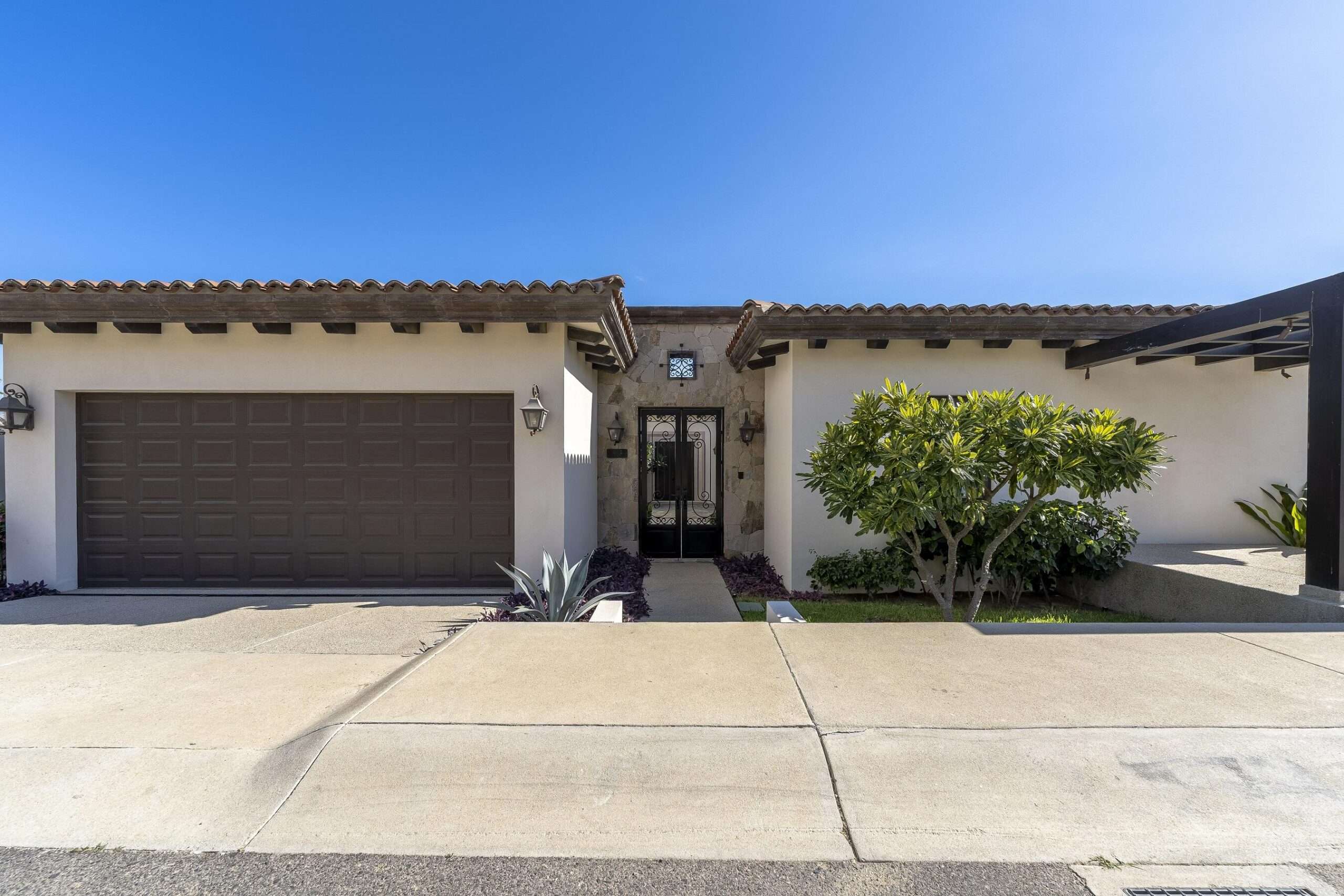Cabo Luxury Rolling Hills **Casa Canuck** is a custom residence located at the highest point of **Rolling Hills, Pacific, Los Cabos**, offering exceptional privacy and **360-degree panoramic for sale