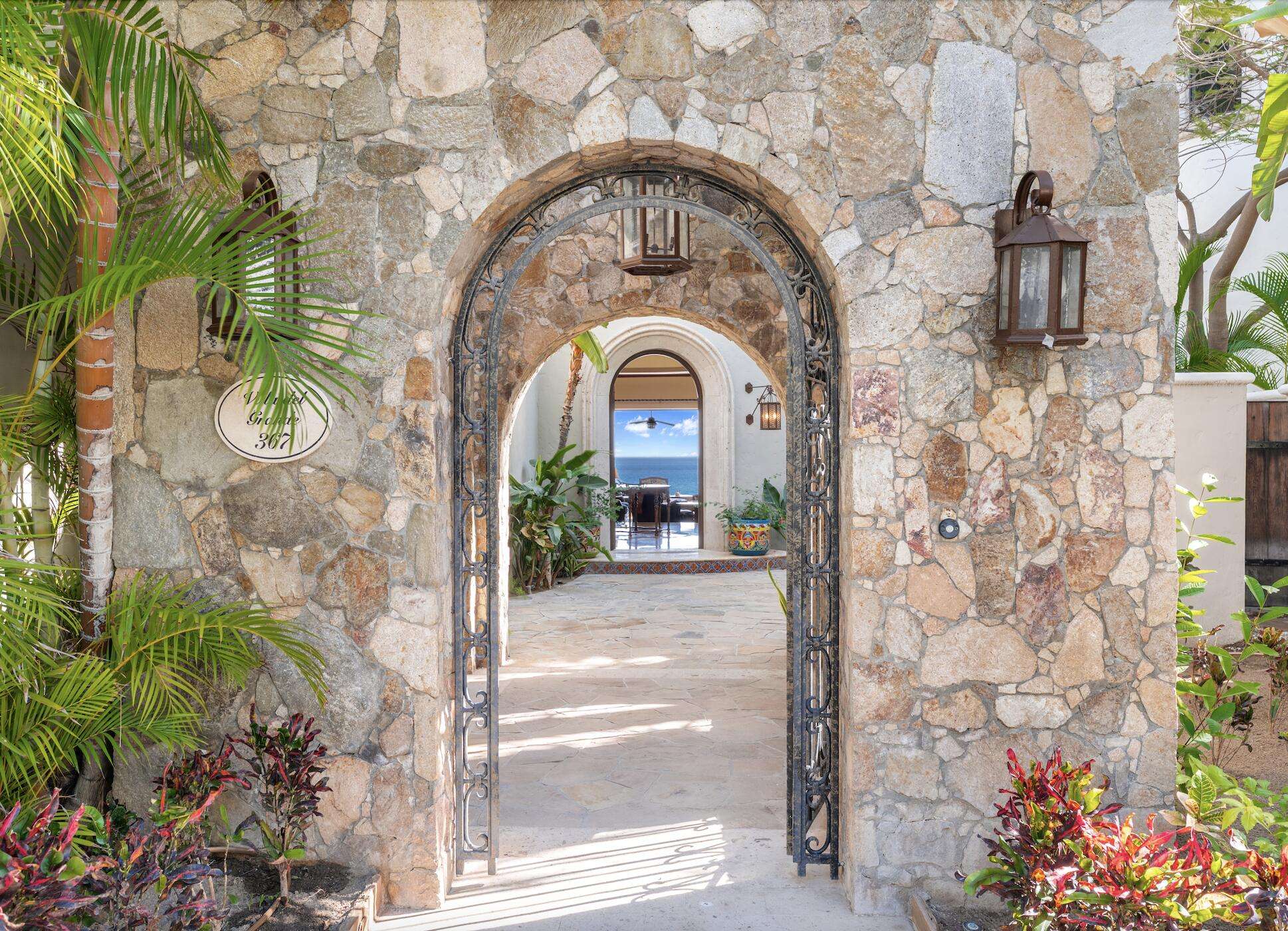Cabo Luxury Santa Carmela Luxury turnkey estate located in the prestigious gated community of Santa Carmela. Beautiful protected ocean – 17 Playa del Rey, Cabo Corridor, BS