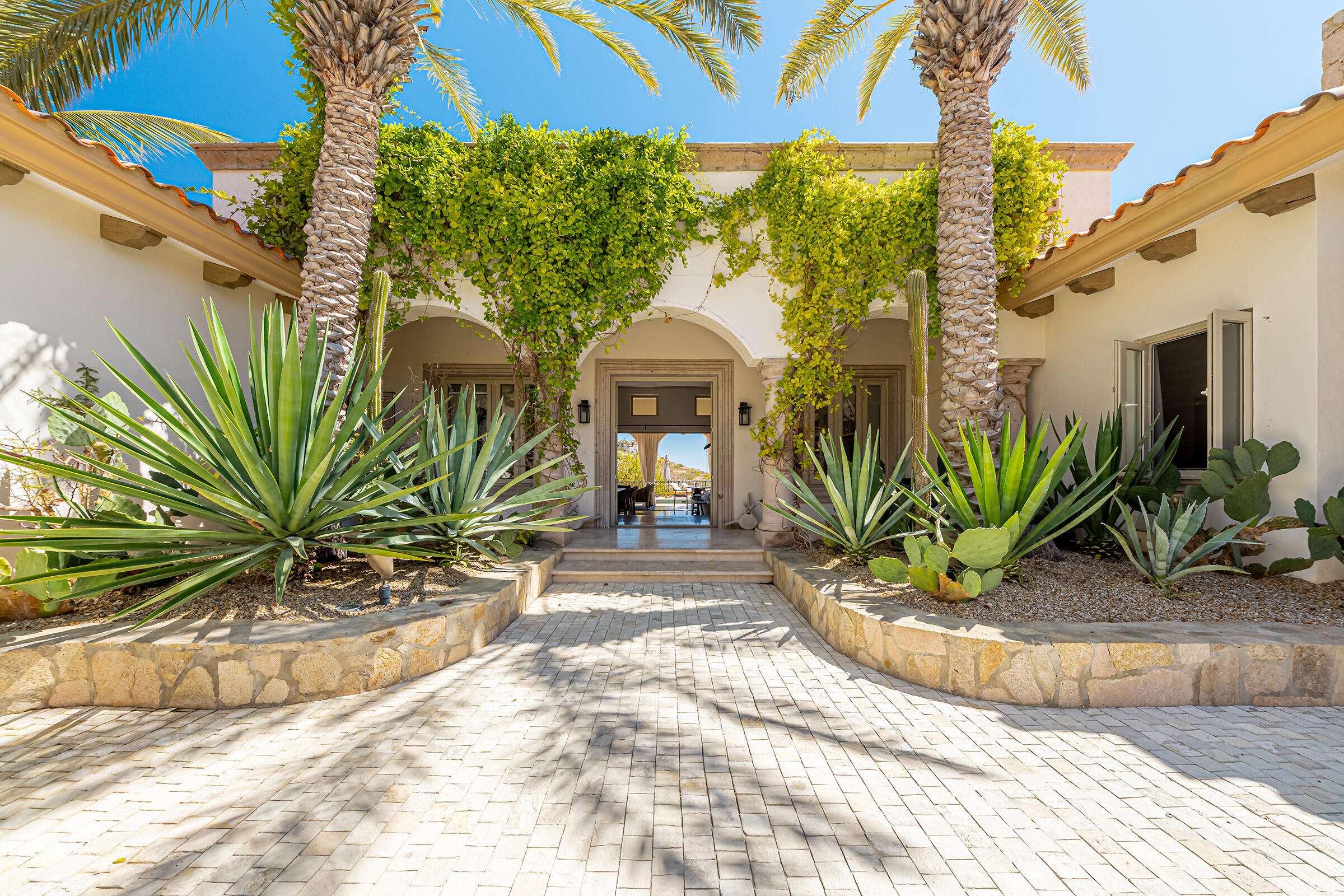 Cabo Luxury Santa Carmela Luxury turnkey estate located in the prestigious gated community of Santa Carmela. Beautiful protected ocean – Las Terrazas 13, Pacific, Pacific, BS